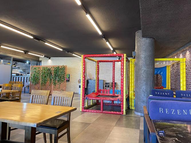 Rezene Restaurant & Cafe